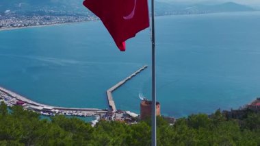 Kızıl Kule ve deniz manzarası. Çarpıcı bir ortamda ulusal bir sembolün hava görüntüleri..