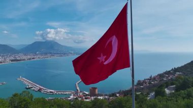 Türk bayrağı ve tarihi mekan. Vatansever bir sahil sahnesinin hava görüntüleri..