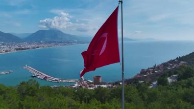 Kızıl Kule 'nin üstünde bayrak var. Resimli bir sahil hedefinin hava görüntüleri..