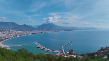 Ulusal bayrak ve Kızıl Kule. Çarpıcı bir Akdeniz manzarasının hava görüntüleri..