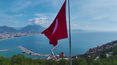 Bayrak ve kıyı manzarası. Doğadaki tarihi bir simgenin havadan çekilmiş görüntüleri..