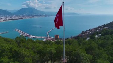 Türk bayrağı ve okyanus manzarası. Çarpıcı bir miras alanının hava görüntüleri..