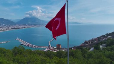 Bayrak ve orman kıyıları. Zengin doğal ve tarihi bir sahnenin hava görüntüleri..