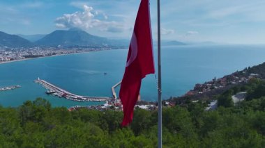 Tarihi alanın üstünde bayrak var. Güzel bir kıyı bölgesinin hava görüntüleri..