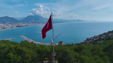 Kayalık bir sahilde bayrak. Doğal ve tarihi bir manzaranın hava görüntüleri..
