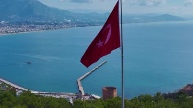 Kızıl Kule ve manzaralı sahil şeridi. Kültürel ve doğal bir mücevherin hava görüntüleri..