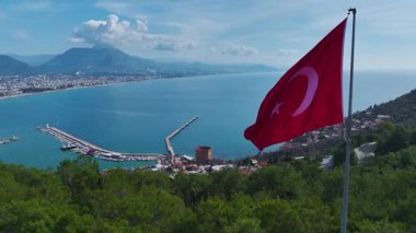 Türk bayrağı ve Akdeniz manzarası. Zamansız bir varış noktasının hava görüntüleri.