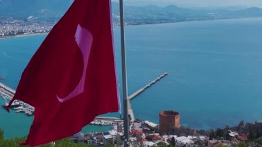 Bayrak ve panoramik deniz manzarası. Ulusal ve tarihi bir sembolün hava görüntüleri.