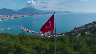 Türk bayrağı ve Kızıl Kule. Çarpıcı bir kıyı manzarasının hava görüntüleri..