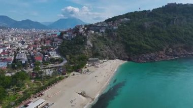 Mimari ve yollu şehir manzarası. Dinamik şehir ortamının hava görüntüleri.