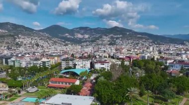 Sahil ve şehir manzarası. Şehir sahil manzaralı bir yerin hava görüntüleri..