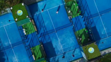 Padel oyunu ve hızlı hareket. Yüksek enerjili bir spor müsabakasının hava görüntüleri.