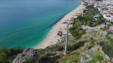 Kablolu araba ve okyanus ufku. Kumsalda rahatlatıcı bir yolculuk görüntüsü..