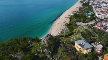 Kıyı şeridinin üstündeki füniküler. Mükemmel bir sahil macerasının hava görüntüleri..