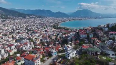 Deniz kenarındaki şehir manzarası. Resimli bir sahil hedefinin hava görüntüleri..