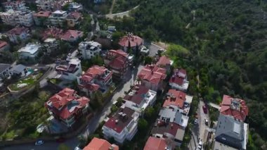 Kıyı şehri silueti ve deniz. Çarpıcı bir Akdeniz kasabasının hava görüntüleri..