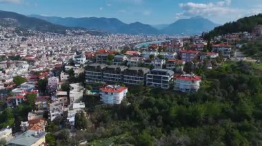 Sahile bakan ufuk çizgisi ve mavi deniz. Nefes kesici bir kıyı manzarasının hava görüntüleri..
