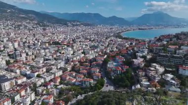 Deniz kenarı şehri ve marina. Rahatlatıcı bir sahil çekilmesinin hava görüntüleri..