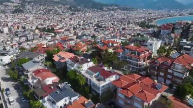 Deniz kenarında canlı bir şehir. Canlı ve manzaralı bir kentsel bölgenin hava görüntüleri..
