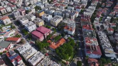 Tarihi şehir ve sahil. Efsanevi bir deniz yolculuğunun hava görüntüleri..