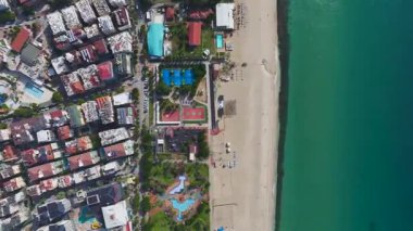 Spor tesisleri olan park yeri. Rahatlatıcı bir sahil bölgesinin hava görüntüleri.