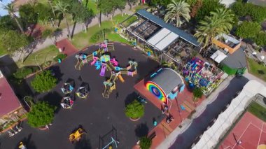 Modern oyun alanı tasarımı. Çocuk dostu bir dinlenme alanının hava görüntüleri..