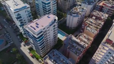 Kış şehri manzarası. Büyülü karlı şehir ortamının hava görüntüleri..