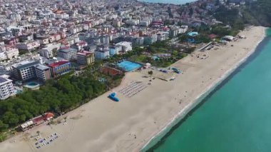 Sahil parkında mahkemeler var. Rahatlatıcı bir eğlence bölgesinin hava görüntüleri..