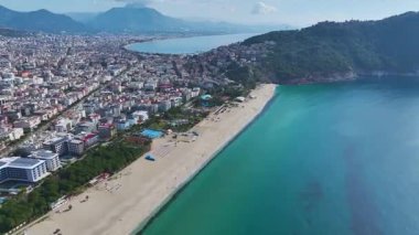 Park ve okyanus manzarası. Güzel bir açık hava aktivite alanının hava görüntüleri..