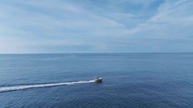 Hızlı tekne ve köpüklü su. Heyecan verici bir okyanus yolculuğunun hava görüntüleri..