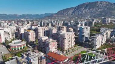 Şehir ve sahil manzarası. Nefes kesici bir sahil siluetinin hava görüntüleri..
