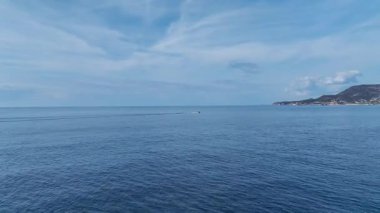 Tekne ve okyanus dalgaları. Dinamik bir kıyı navigasyonunun hava görüntüleri.