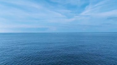 Suyun Ötesine Hızla Giden Bir Motorlu Teknenin Parlak Bir Gökyüzünün Altındaki Limana Giden Hava Videosu