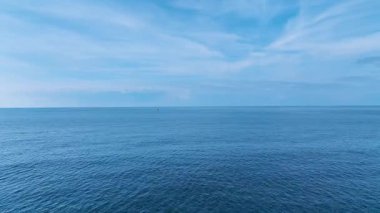 Pürüzsüz deniz ve güneş ışığı yansımaları. Huzurlu bir okyanus manzarasının hava görüntüleri..