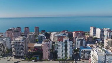Şehir ışıkları ve gökdelenler. Canlı bir şehir gece sahnesinin hava görüntüleri..