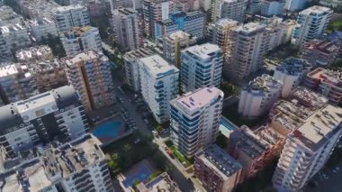 Yeşil park ve şehir silueti. Dengeli bir şehir manzarasının hava görüntüleri..