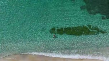 Parlak mavi denizde yüzen. Rahatlatıcı bir yaz kaçamağının hava görüntüleri..