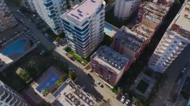 Şehrin üzerinde gün doğumu. Sakin ve sessiz bir metropol alanının hava görüntüleri..