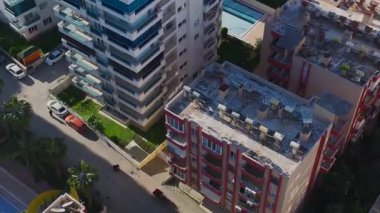 Şehir silüeti ve dağlar. Güzel bir şehir merkezinin hava görüntüleri..