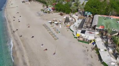 Sahile bakan rahatlama kulübü. Rüya gibi bir tatil yerinin hava görüntüleri.