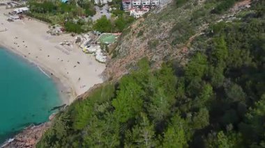 Tropik plaj kulübü manzarası. Zarif bir okyanus manzarasının hava görüntüleri..