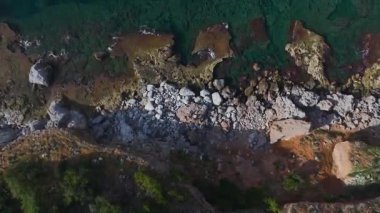 Rocky plajı ve mavi su. Barışçıl bir deniz manzarasının hava görüntüleri..