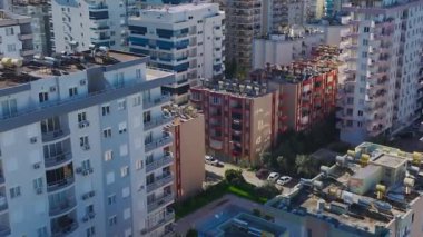 Eski Avrupa tarzı bir şehir. Büyüleyici bir tarihi şehrin hava görüntüleri..