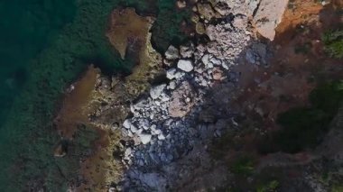 Yeşil orman ve kayalık sahil. Çarpıcı bir sahil çekilmesinin hava görüntüleri..