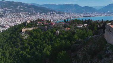 Tarihi duvarlar ve deniz. Sakin ve manzaralı bir yerin hava görüntüleri..