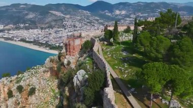 Kale ve yemyeşil park. Büyüleyici ve tarihi bir yerin hava görüntüleri..