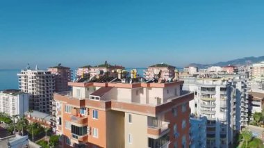 Güneş enerjili geleneksel ev. Sürdürülebilir güç çözümlerinin hava görüntüleri.