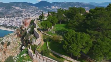 Tarihi şato ve okyanus. Canlı ve zamansız bir yerin hava görüntüleri..