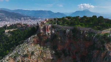 Tarihi şato ve doğa. Huzurlu bir deniz manzarasının hava görüntüleri..