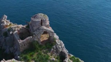 Kale ve okyanus ufku. Olağanüstü doğa ile tarih buluşması görüntüsünün hava görüntüleri..